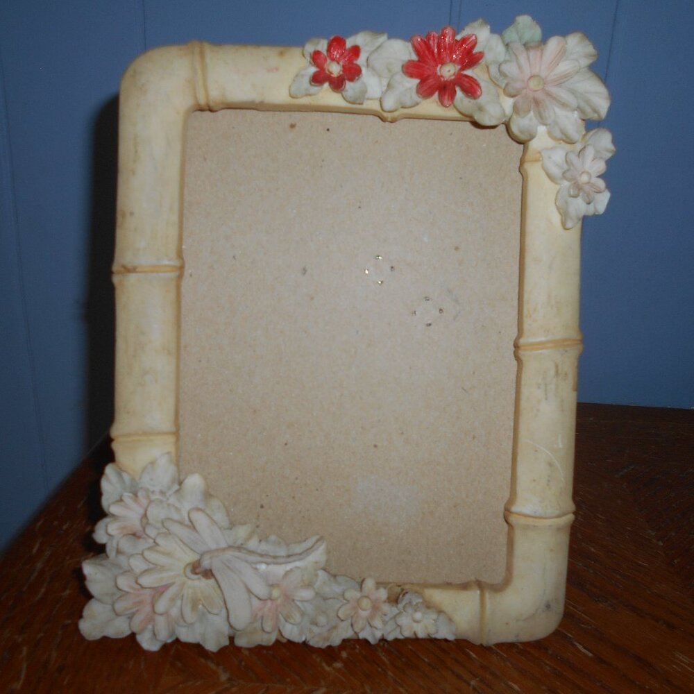 2 Decorative Picture Frames with Flowers - Picture 2 of 5